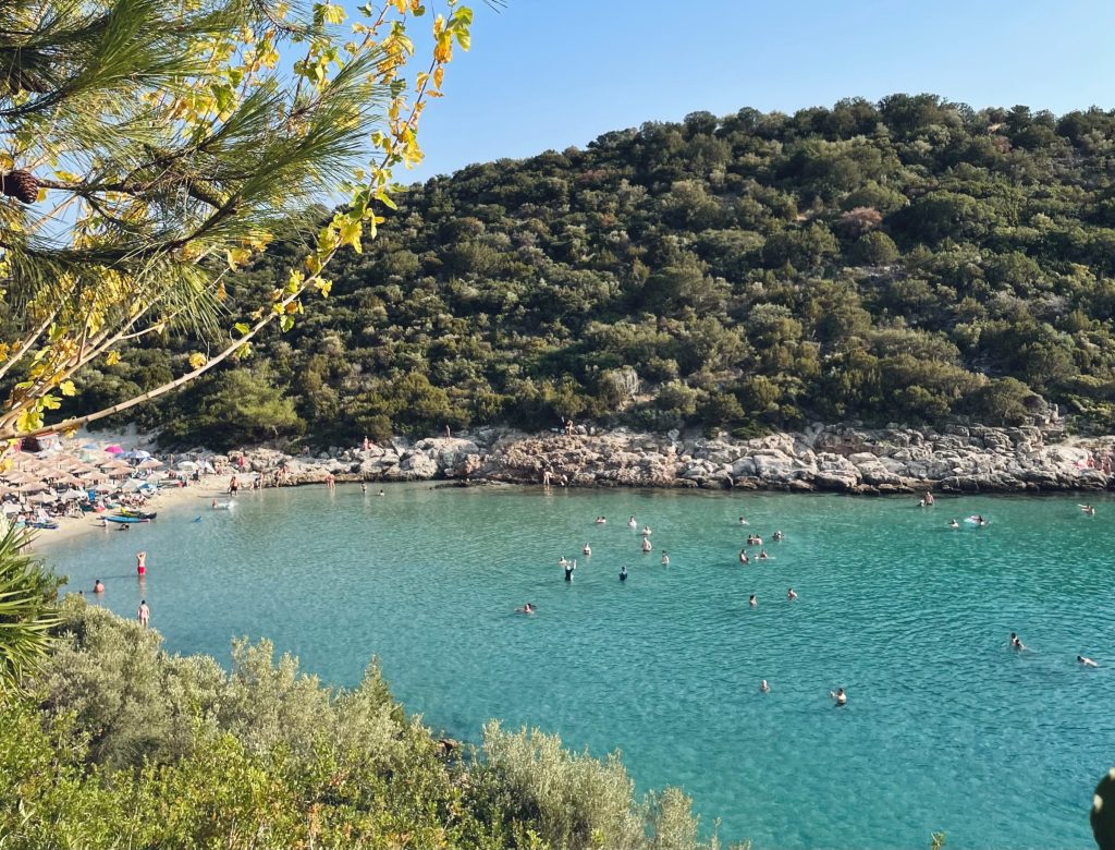 Ατσπάς Θάσου: μια ξεχωριστή παραλία στη Σκάλα Μαριών
