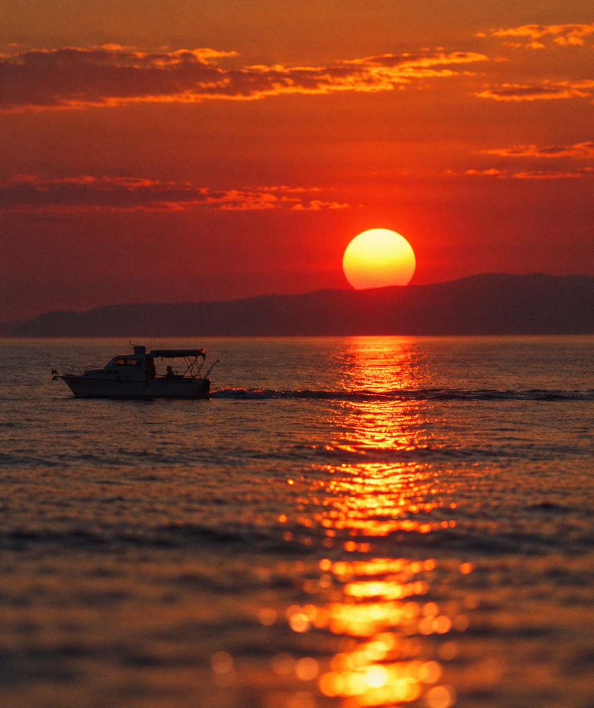 Ηλιοβασίλεμα στη θάλασσα με βάρκα